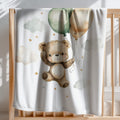 babybest Kuscheldecke ‘Ballon Teddy’ 75 x 100 cm über der Stange eines Gitterbetts, Teddy mit grünen und beigefarbenen Ballons