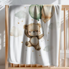 babybest Kuscheldecke ‘Ballon Teddy’ 75 x 100 cm über der Stange eines Gitterbetts, Teddy mit grünen und beigefarbenen Ballons