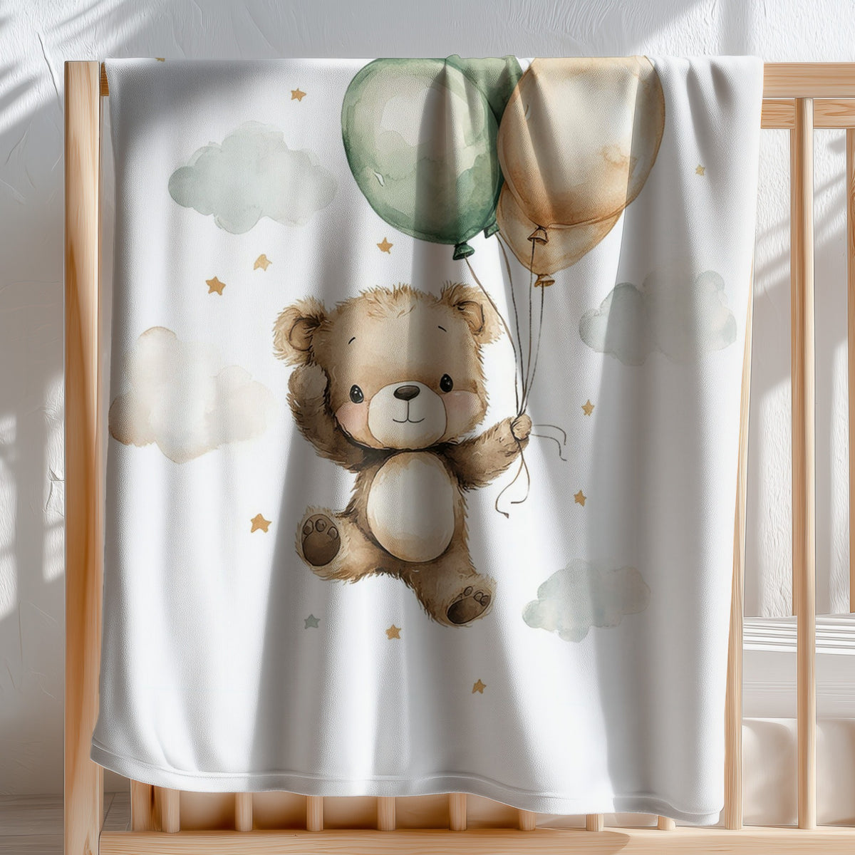 babybest Kuscheldecke ‘Ballon Teddy’ 75 x 100 cm über der Stange eines Gitterbetts, Teddy mit grünen und beigefarbenen Ballons