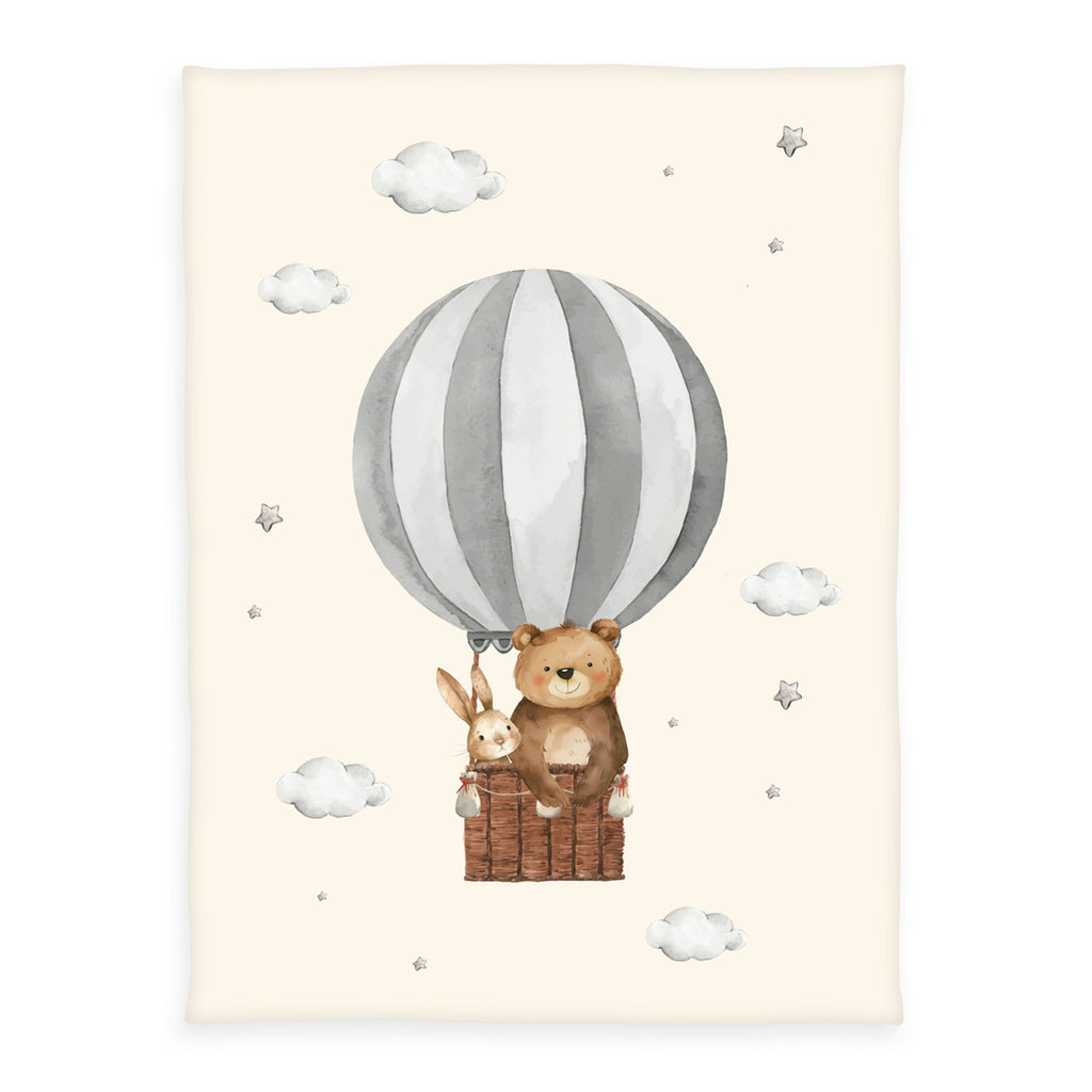 babybest Kuscheldecke ‘Ballonfahrt’ 75 x 100 cm: Bär und Hase im grau-weiß gestreiften Heißluftballon auf Creme