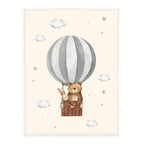 babybest Kuscheldecke ‘Ballonfahrt’ 75 x 100 cm: Bär und Hase im grau-weiß gestreiften Heißluftballon auf Creme