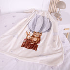 babybest Kuscheldecke ‘Ballonfahrt’ locker auf einem Bett ausgebreitet