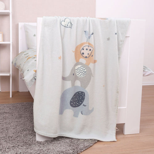 babybest Kuscheldecke ‘Elephants’ über dem Rand eines weißen Babybetts