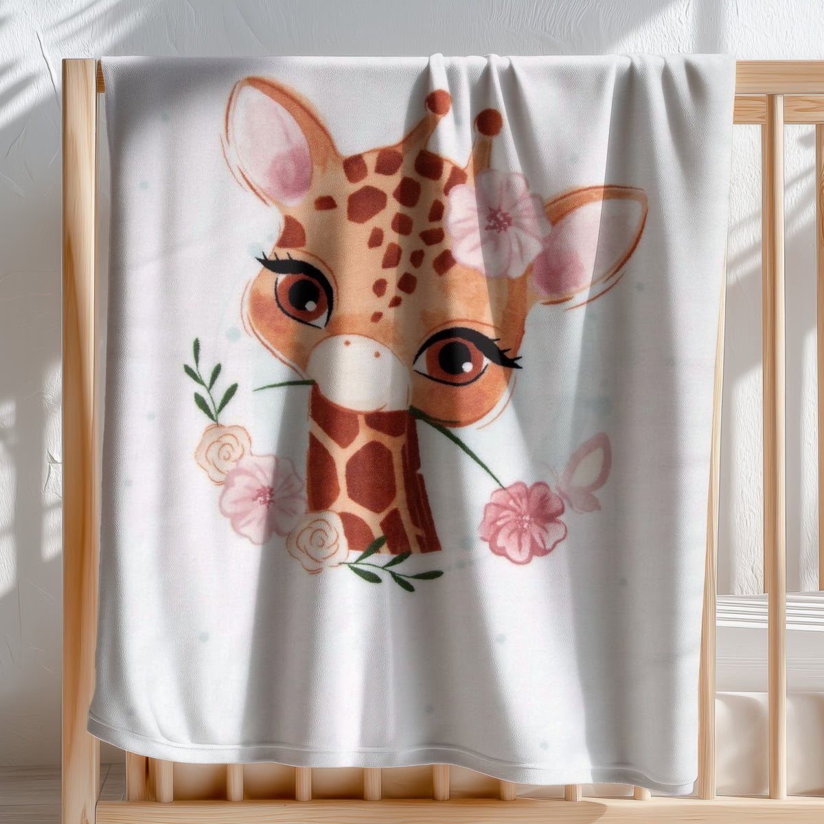 babybest Kuscheldecke ‘Giraffe’ 75 x 100 cm über der Stange eines Gitterbetts, kleine Giraffe mit rosa Blüten