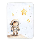 babybest Kuscheldecke ‘Kleiner Astronaut’ 75 x 100 cm: kleiner Astronaut auf einem Hügel unter lächelnden gelben Sternen