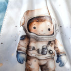 Nahaufnahme des kleinen Astronauten auf der Kuscheldecke