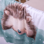 Igel-Motiv der Kuscheldecke über einer Bettkante