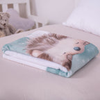 Gefaltete Kuscheldecke ‘Kleiner Igel’ auf dem Bett