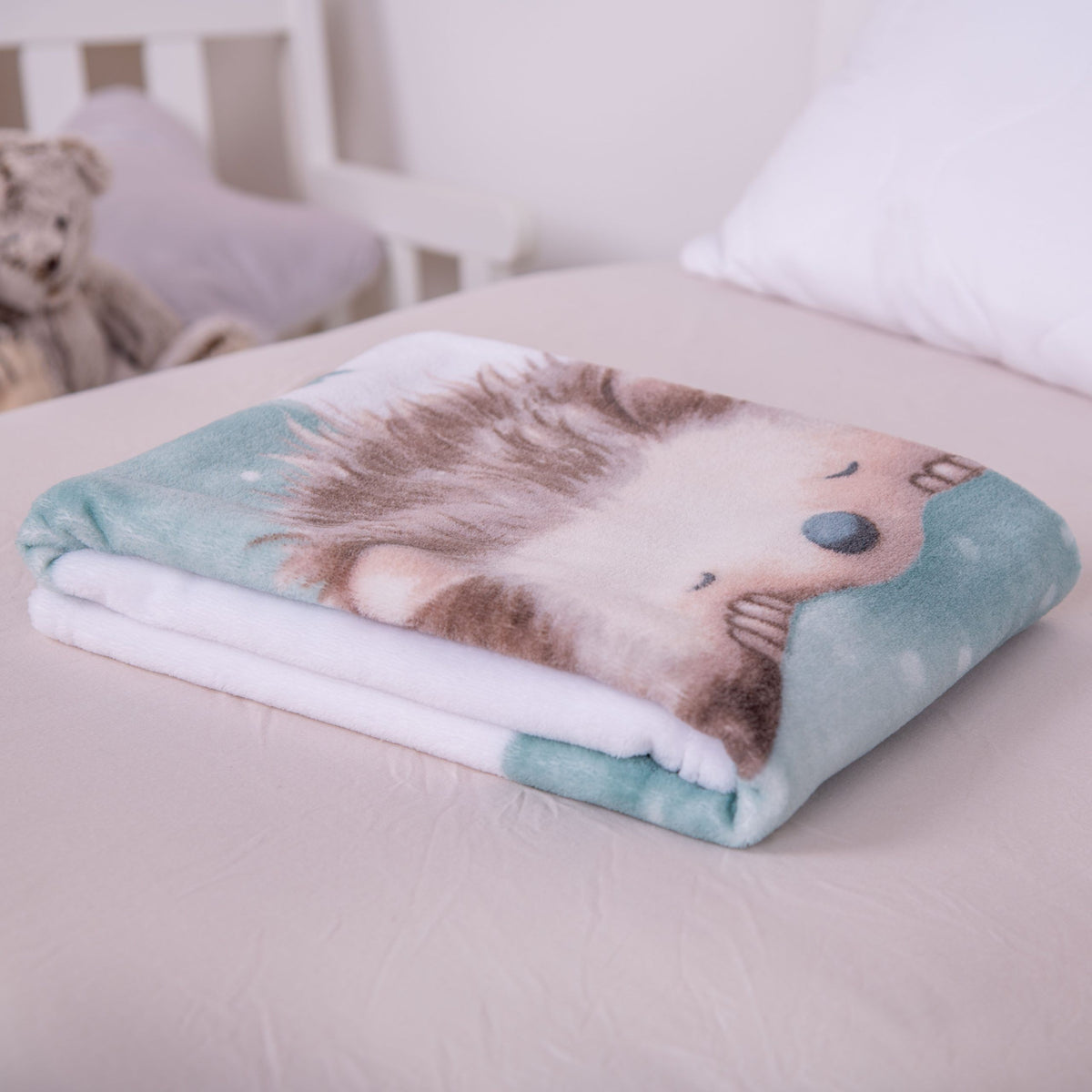 Gefaltete Kuscheldecke ‘Kleiner Igel’ auf dem Bett