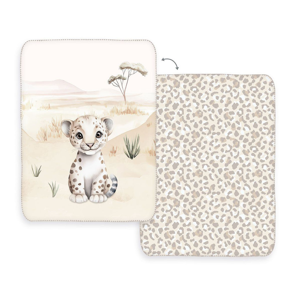 babybest Kuscheldecke ‘Kleiner Leo’ 75 x 100 cm: vorn Leopardenbaby in der Savanne, hinten Leomuster in Beige