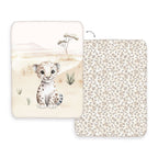 babybest Kuscheldecke ‘Kleiner Leo’ 75 x 100 cm: vorn Leopardenbaby in der Savanne, hinten Leomuster in Beige