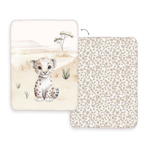 babybest Kuscheldecke ‘Kleiner Leo’ 75 x 100 cm: vorn Leopardenbaby in der Savanne, hinten Leomuster in Beige