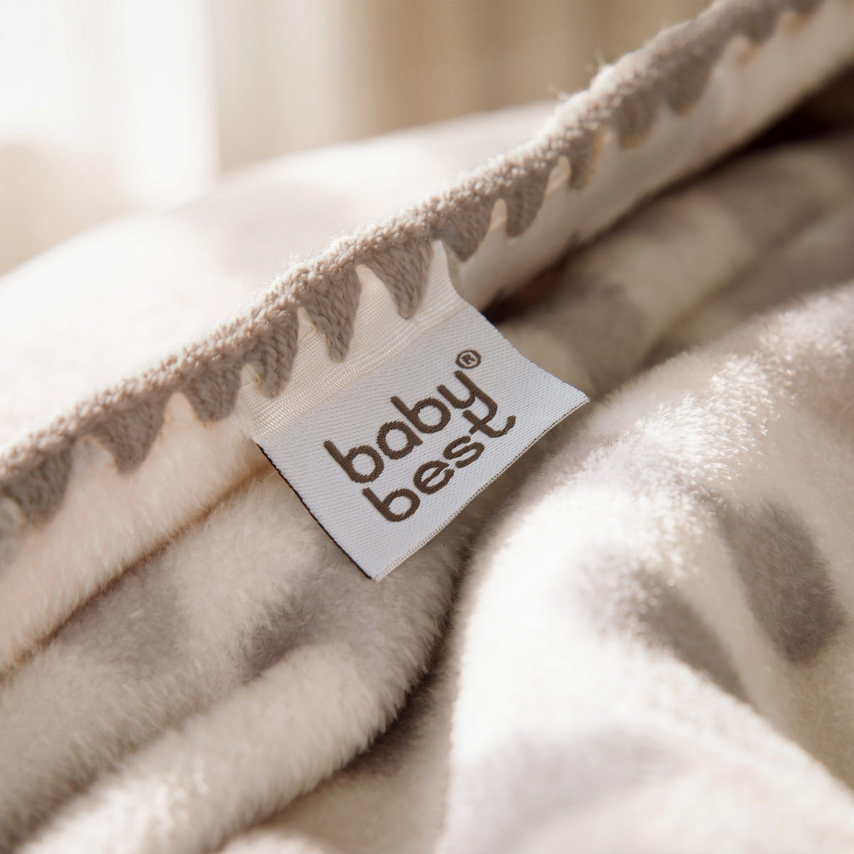 babybest-Etikett und Blankett-Stich an der Kante der Kuscheldecke