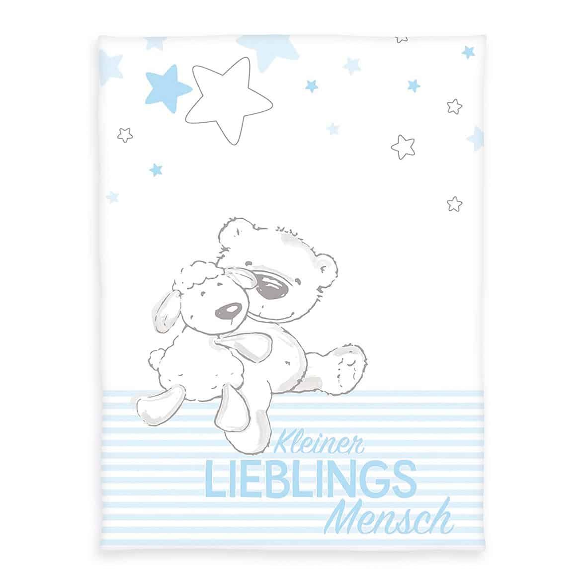 Kuscheldecke ‘Kleiner Lieblingsmensch’ in Blau 75 x 100 cm: Teddy mit Schäfchen unter hellblauen Sternen, Schriftzug auf hellblauen Streifen