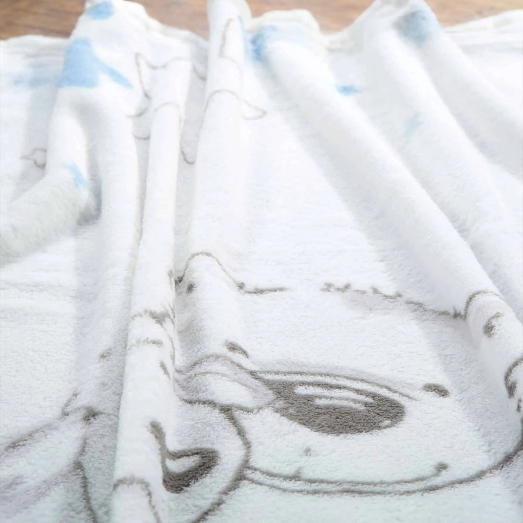 Nahaufnahme des Teddys auf der Kuscheldecke in Blau
