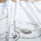 Nahaufnahme des Teddys auf der Kuscheldecke in Blau