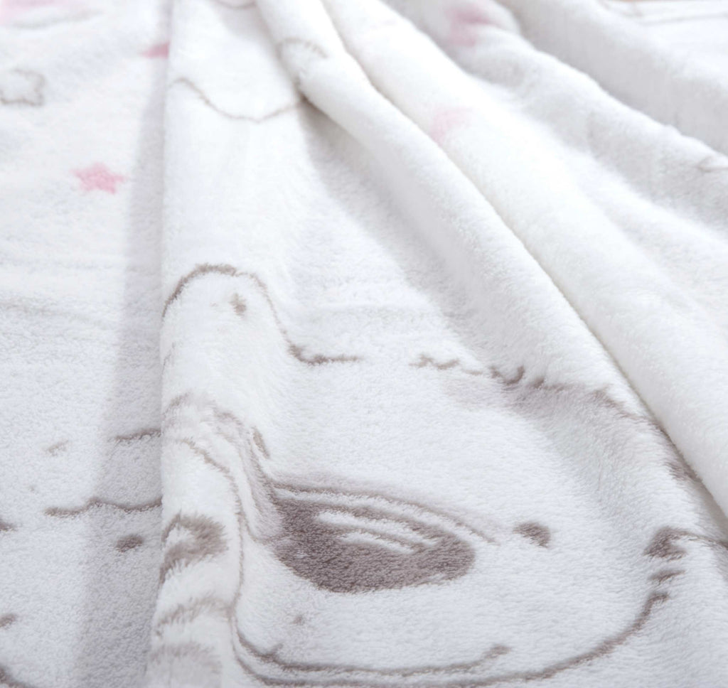 Nahaufnahme des Teddys auf der Kuscheldecke in Rosa