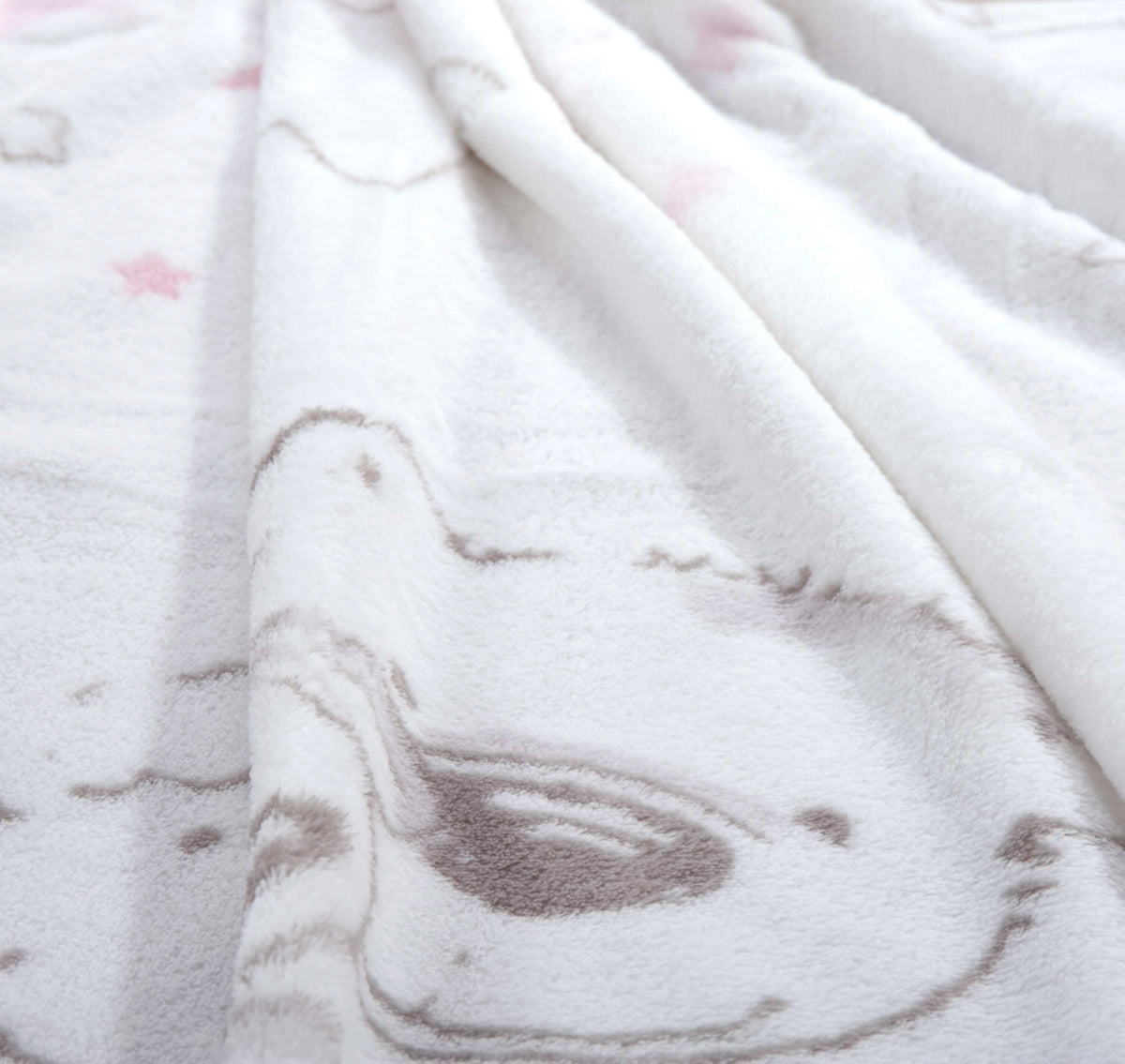 Nahaufnahme des Teddys auf der Kuscheldecke in Rosa