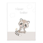 babybest Kuscheldecke ‘Kleiner Räuber’: Waschbär mit kleinem Vogel unter dem Schriftzug Kleiner Räuber auf Weiß und Beige