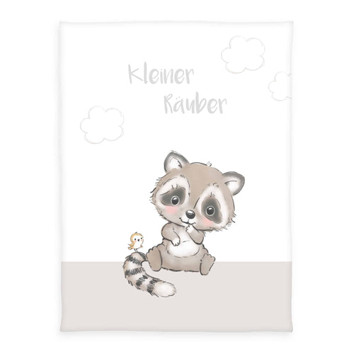 babybest Kuscheldecke ‘Kleiner Räuber’: Waschbär mit kleinem Vogel unter dem Schriftzug Kleiner Räuber auf Weiß und Beige