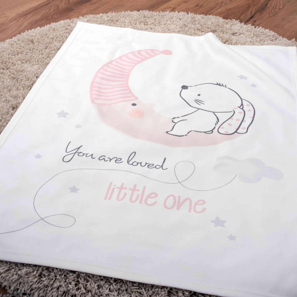 Kuscheldecke ‘Little Bunny’ auf einem runden Teppich