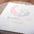 Kuscheldecke ‘Little Bunny’ auf einem runden Teppich