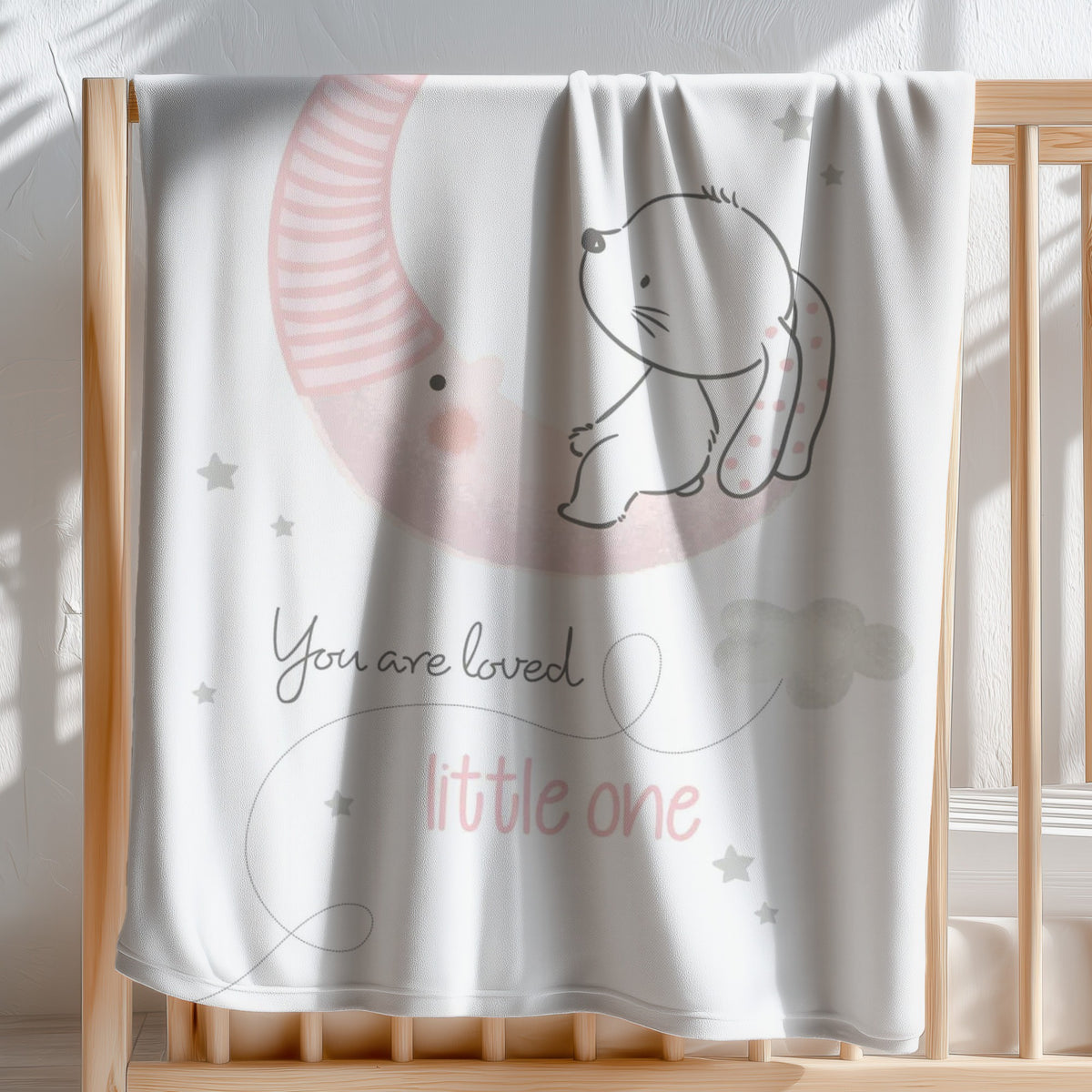 babybest Kuscheldecke ‘Little Bunny’ 75 x 100 cm über der Stange eines Gitterbetts, Hase auf der Mondsichel und Schriftzug You are loved little one