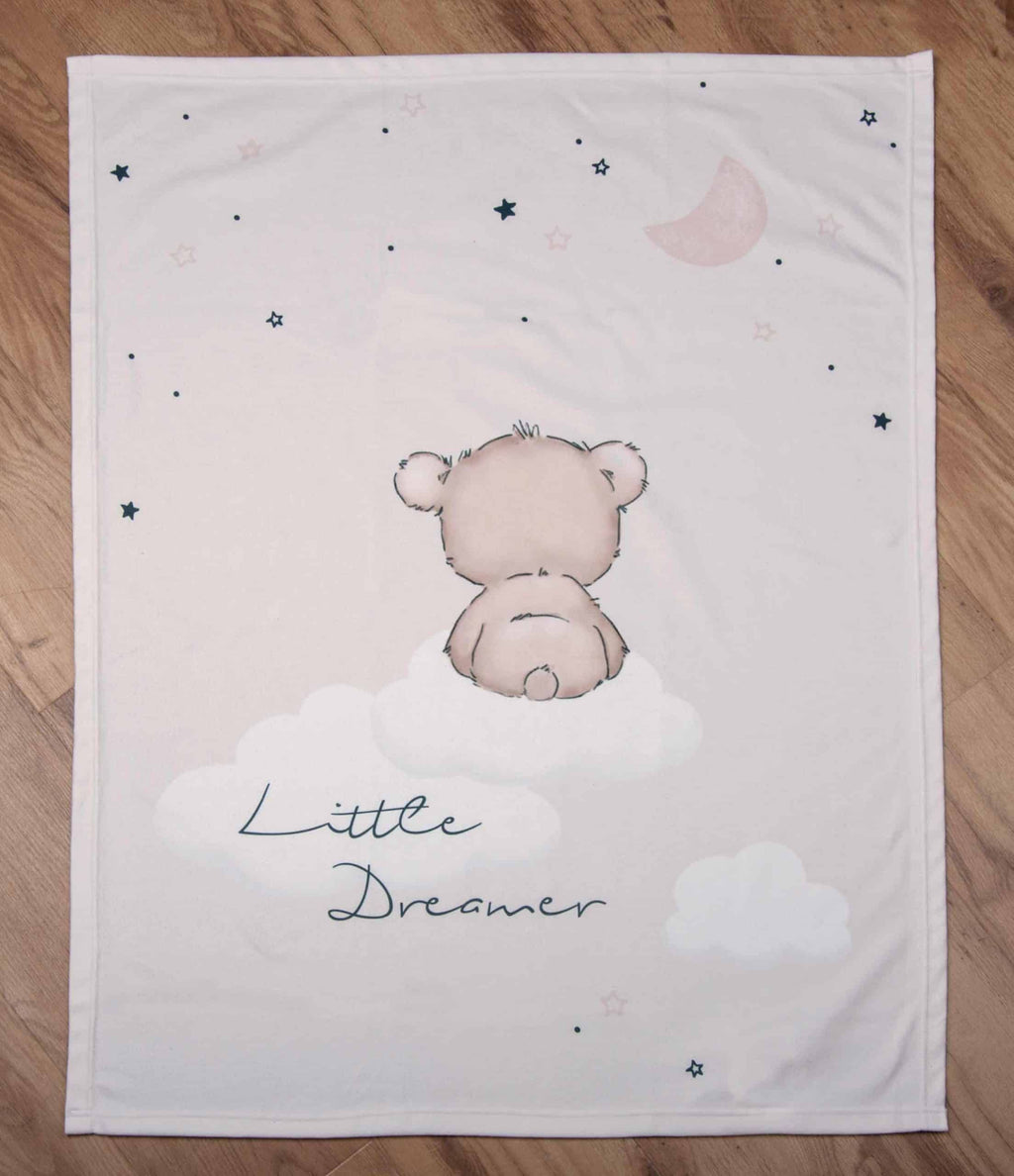 babybest Kuscheldecke ‘Little Dreamer’ ausgebreitet auf einem Holzboden