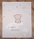 babybest Kuscheldecke ‘Little Dreamer’ ausgebreitet auf einem Holzboden