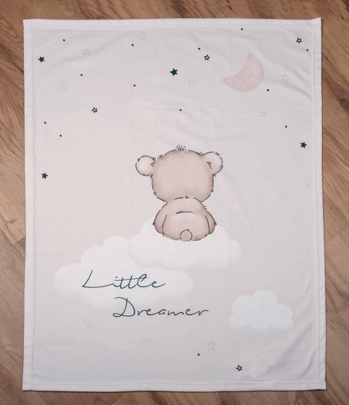 babybest Kuscheldecke ‘Little Dreamer’ ausgebreitet auf einem Holzboden