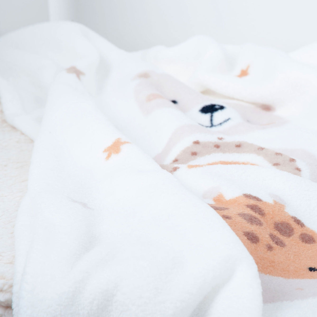 Weiche Falten der Kuscheldecke ‘Little Friends’ mit Bär und Giraffe
