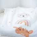 babybest Kuscheldecke ‘Little Friends’ locker ausgebreitet auf einem hellen Bett