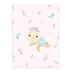 babybest Kuscheldecke ‘Little Turtle’ 75 x 100 cm: Schildkröte mit Blütenkranz auf Zartrosa mit kleinen Blumen