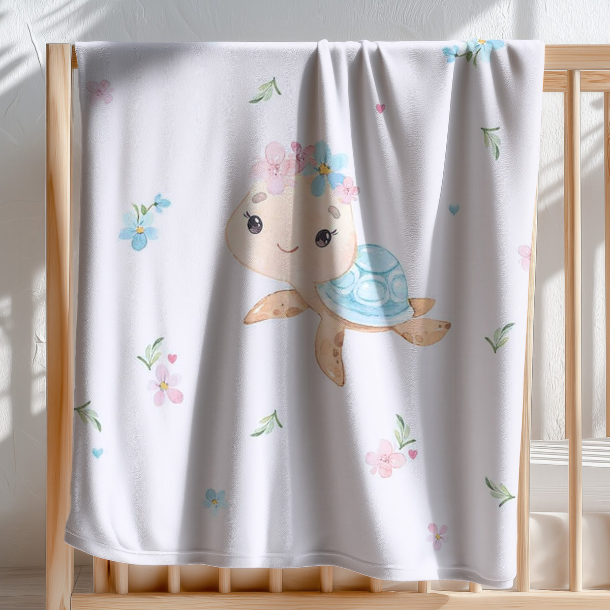 babybest Kuscheldecke ‘Little Turtle’ 75 x 100 cm über der Stange eines Gitterbetts, Schildkröte mit Blütenkranz zwischen kleinen Blumen, Blättern und Herzen