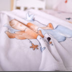 Nahaufnahme von Wolken und Anhängern auf der Kuscheldecke