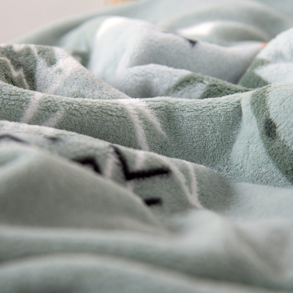 Weiche Falten der Kuscheldecke ‘Nordic Forest’ mit Zickzacklinien