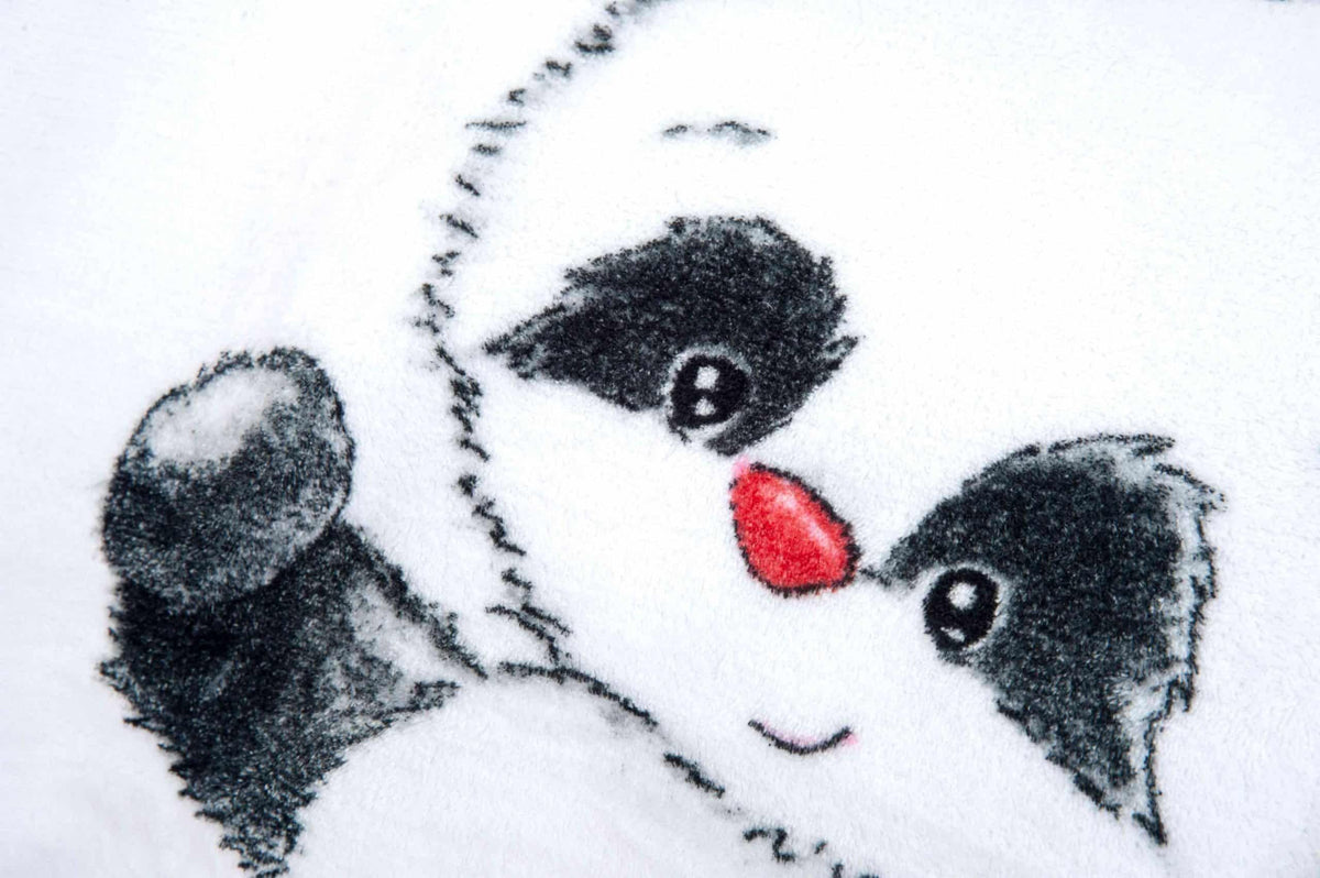 Nahaufnahme des Pandagesichts mit roter Nase