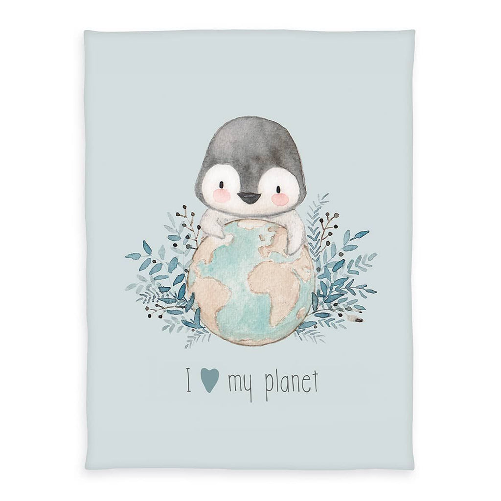 babybest Kuscheldecke ‘Pinguin’: Pinguin umarmt eine Weltkugel mit Zweigen, Schriftzug I love my planet auf Hellblau