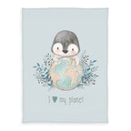 babybest Kuscheldecke ‘Pinguin’: Pinguin umarmt eine Weltkugel mit Zweigen, Schriftzug I love my planet auf Hellblau