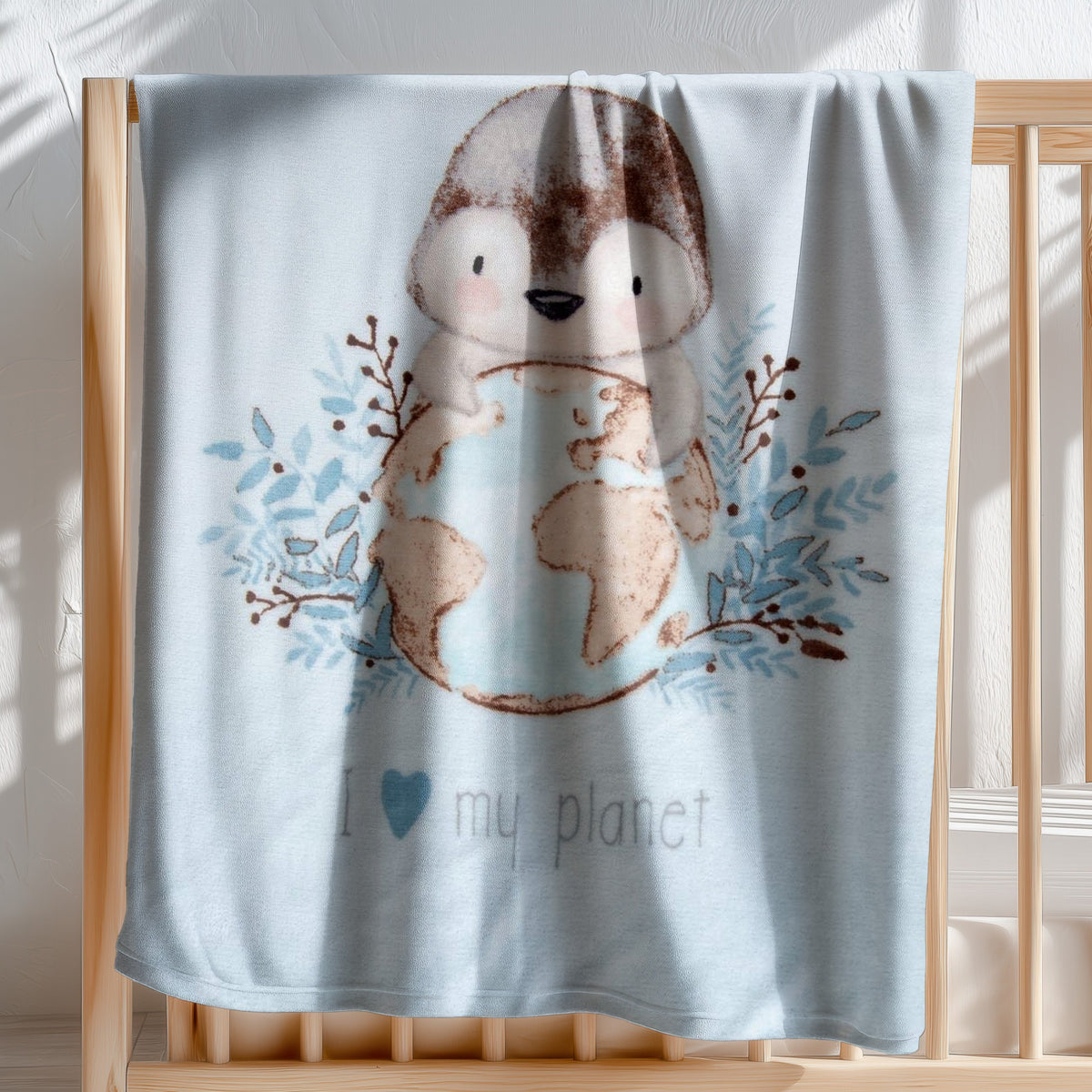 babybest Kuscheldecke ‘Pinguin’ 75 x 100 cm über der Stange eines Gitterbetts, Pinguin mit Weltkugel und Schriftzug I love my planet