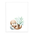 babybest Kuscheldecke ‘Schnuffel-Otter’ 75 x 100 cm: kleiner Otter mit weißer Kugel vor Seegras auf Weiß