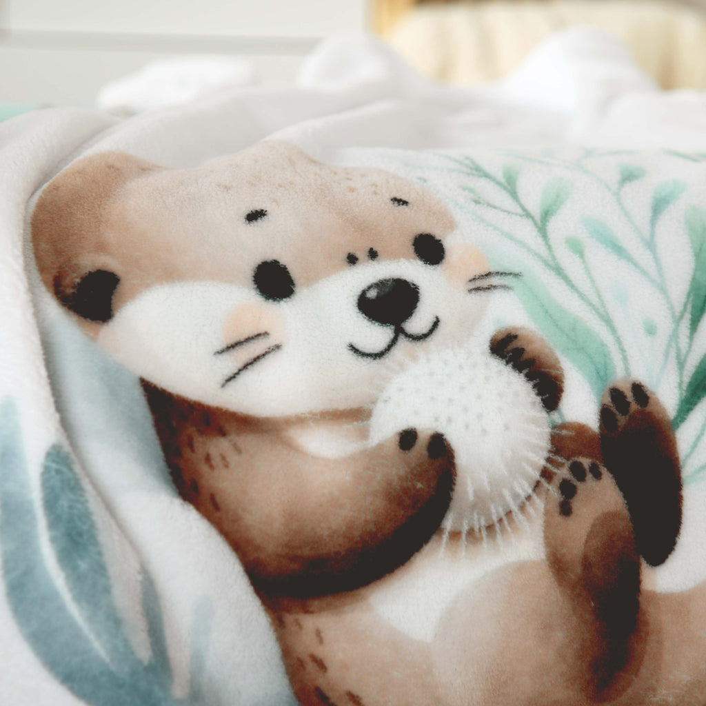 Nahaufnahme des Otters mit weißer Kugel