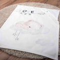 babybest Kuscheldecke ‘Sleeping little Bear’ auf einem runden Teppich