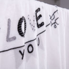 Nahaufnahme der Wimpelkette „LOVE YOU“ auf der Flauschdecke ‘Sleeping little Bear’