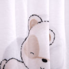 Nahaufnahme des schlafenden Bären auf der Flauschdecke