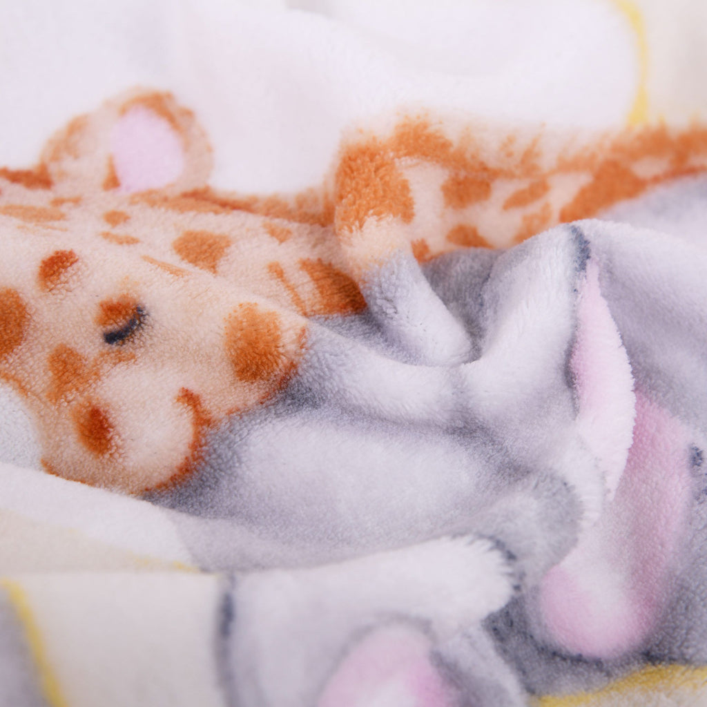 Nahaufnahme des flauschigen Motivs mit Giraffe und Elefant