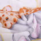 Nahaufnahme des flauschigen Motivs mit Giraffe und Elefant