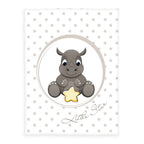 babybest Kuscheldecke ‘Süßes Nashorn’: Nashorn mit gelbem Stern im Kreis, Schriftzug Little Star, Sterne in Taupe auf Weiß