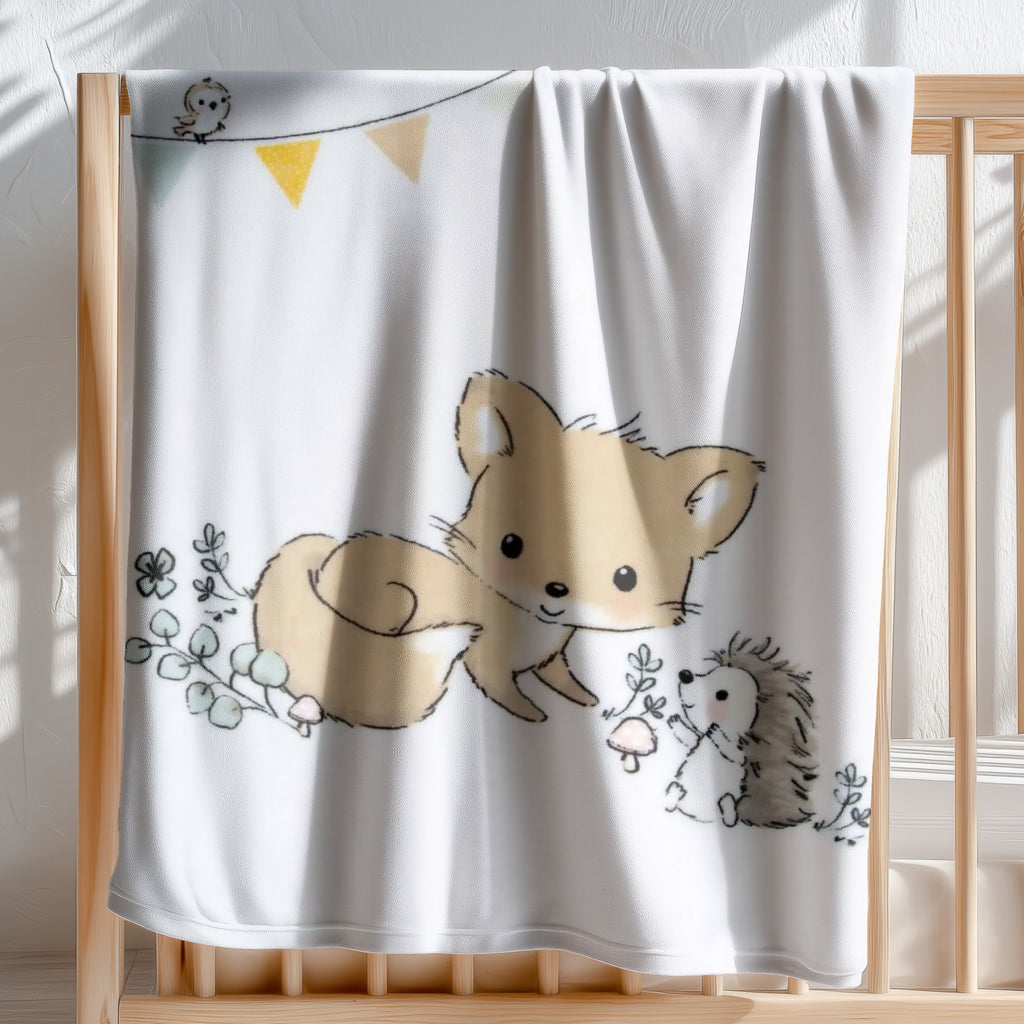 Kuscheldecke ‘Waldfreunde’ 75 x 100 cm über der Stange eines Gitterbetts, Fuchs und Igel unter einer Wimpelkette mit kleinem Vogel
