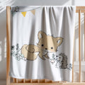 Kuscheldecke ‘Waldfreunde’ 75 x 100 cm über der Stange eines Gitterbetts, Fuchs und Igel unter einer Wimpelkette mit kleinem Vogel